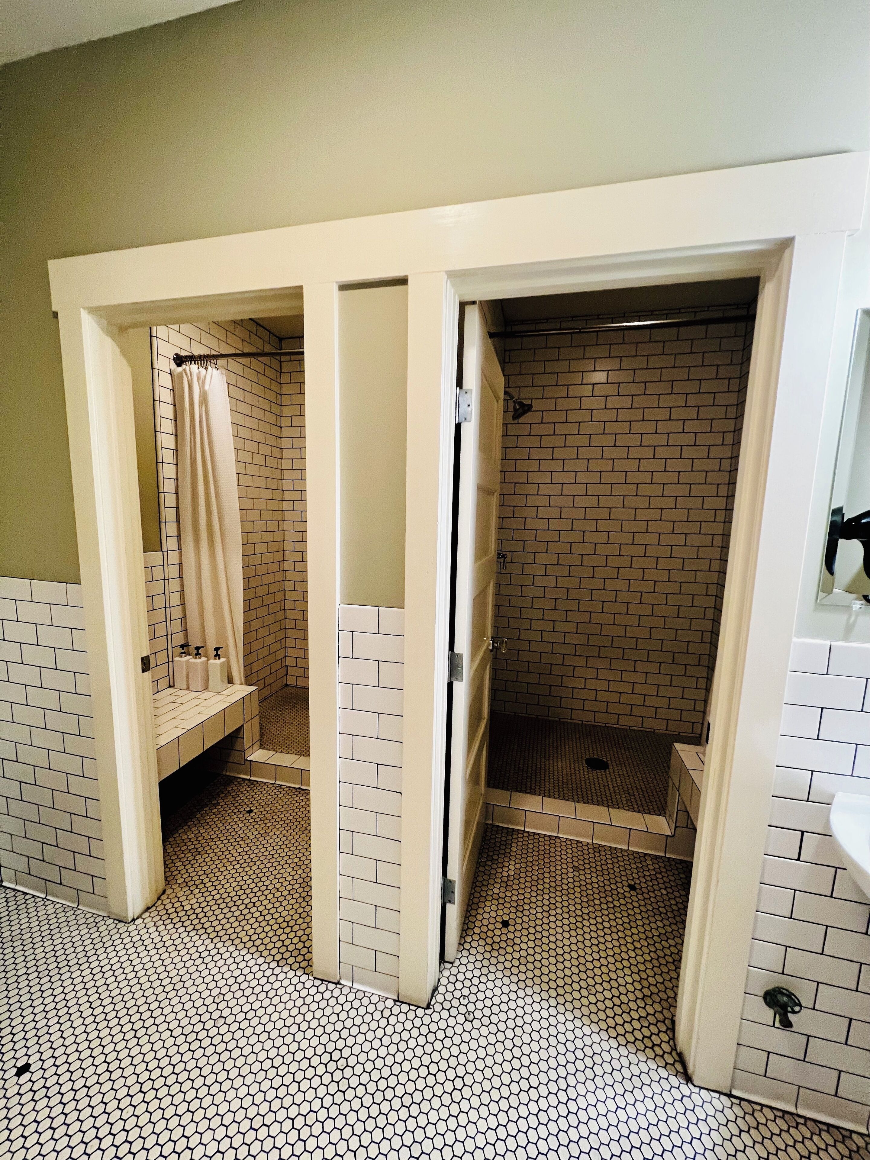 Une salle de bain avec douche, toilettes et lavabo.