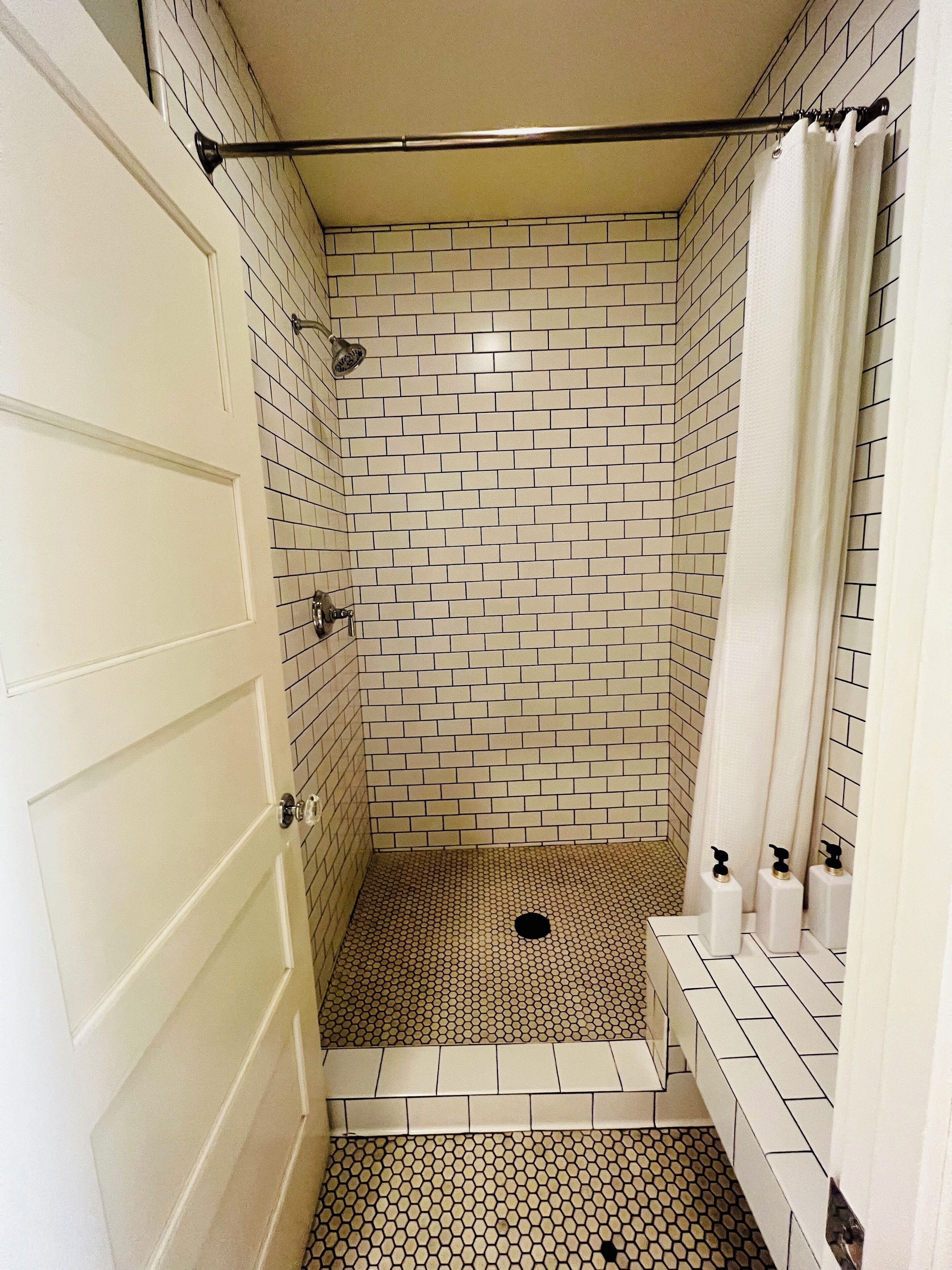 Chambre Standard, 1 grand lit, salle de bains commune | Salle de bain | Séchoir à cheveux, serviettes fournies