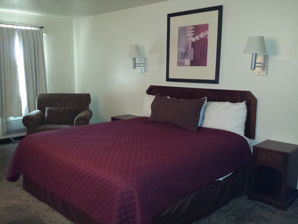 Standard Room, 1 King Bed, Non Smoking | Desk, blackout drapes, iron/ironing board, cribs/infant beds