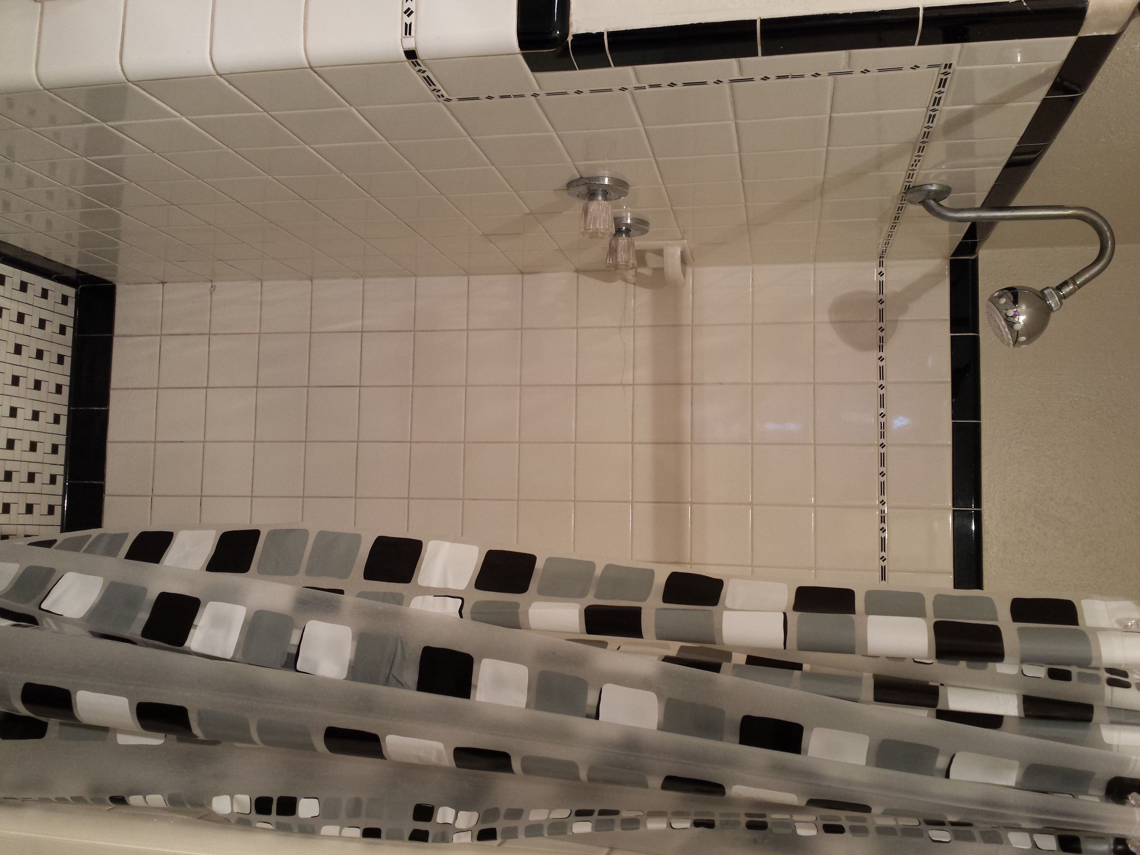 Chambre Standard, 1 très grand lit, non-fumeur | Douche de la salle de bain