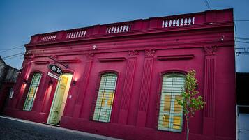 Vista frontal de la propiedad