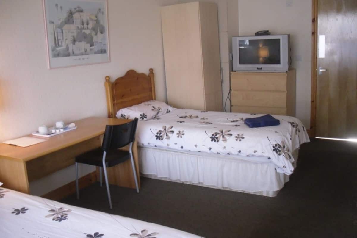Family Triple Room, Shared Bathroom | Desk, iron/ironing board (on request), WiFi (free)
