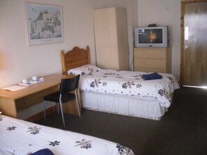 Family Triple Room, Shared Bathroom | Desk, iron/ironing board, free WiFi - Llanion Lodge (Pembroke Dock)