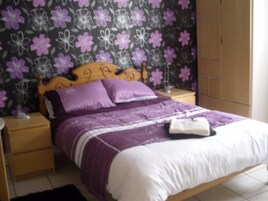 标准双人房, 公共浴室 | 办公桌、熨斗/熨板、免 费 WiFi