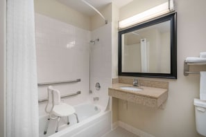 Habitación, 1 cama Queen size, con acceso para personas discapacitadas, para no fumadores | Baño | Tina con regadera, amenidades de baño gratuitas, secadora de cabello