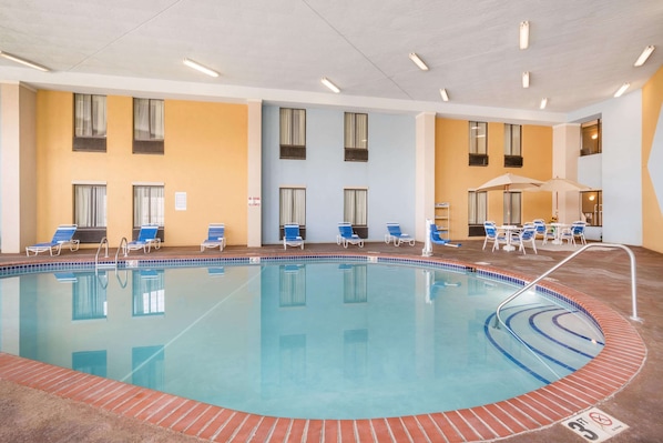 Piscina interna, espreguiçadeiras