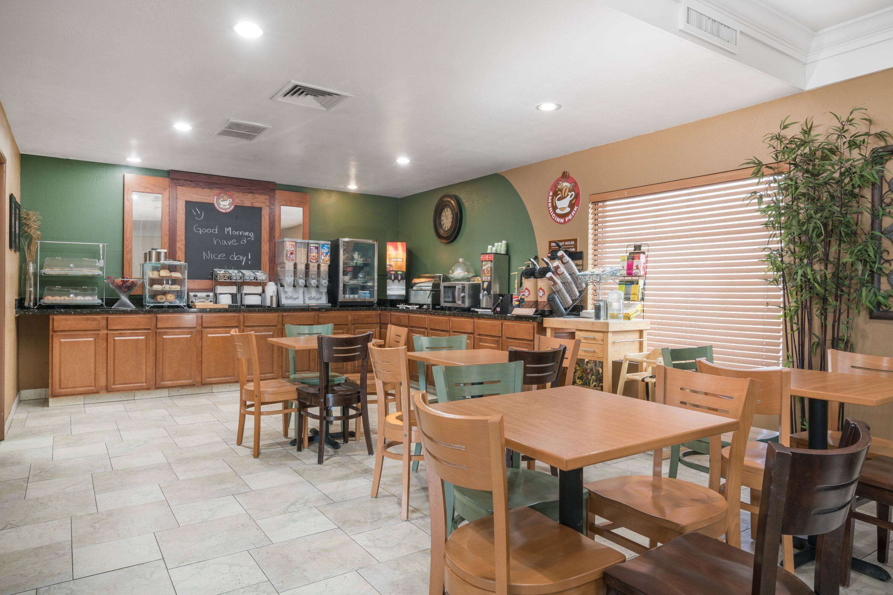 فطور أوروبي مجانًا يوميًا