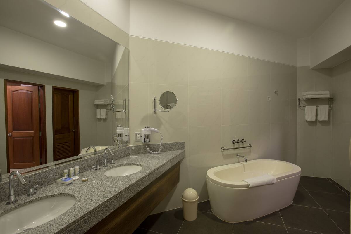 junior suite, 1 king bed | bathroom | combined shower/bathtub, free toiletries, hair dryer, towels