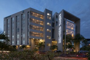 Voorkant accommodatie - avond/nacht