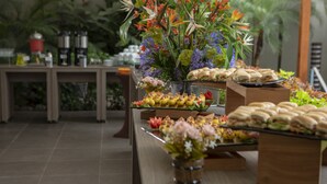 Ein Buffet mit verschiedenen Speisen und Blumenarrangements.
