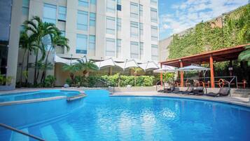 2 utendørsbassenger, bassengparasoller og solsenger