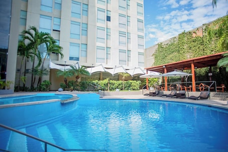 2 piscinas al aire libre, sombrillas, sillones reclinables de piscina