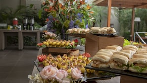 Ein Buffet mit verschiedenen Speisen und einem floralen Mittelstück.
