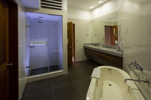 Junior Suite, 1 King Bed, Terrace | Bathroom - Casa Andina Select Pucallpa (Callería)