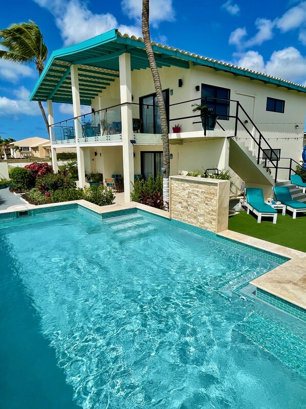 8 piscines extérieures, parasols, chaises longues