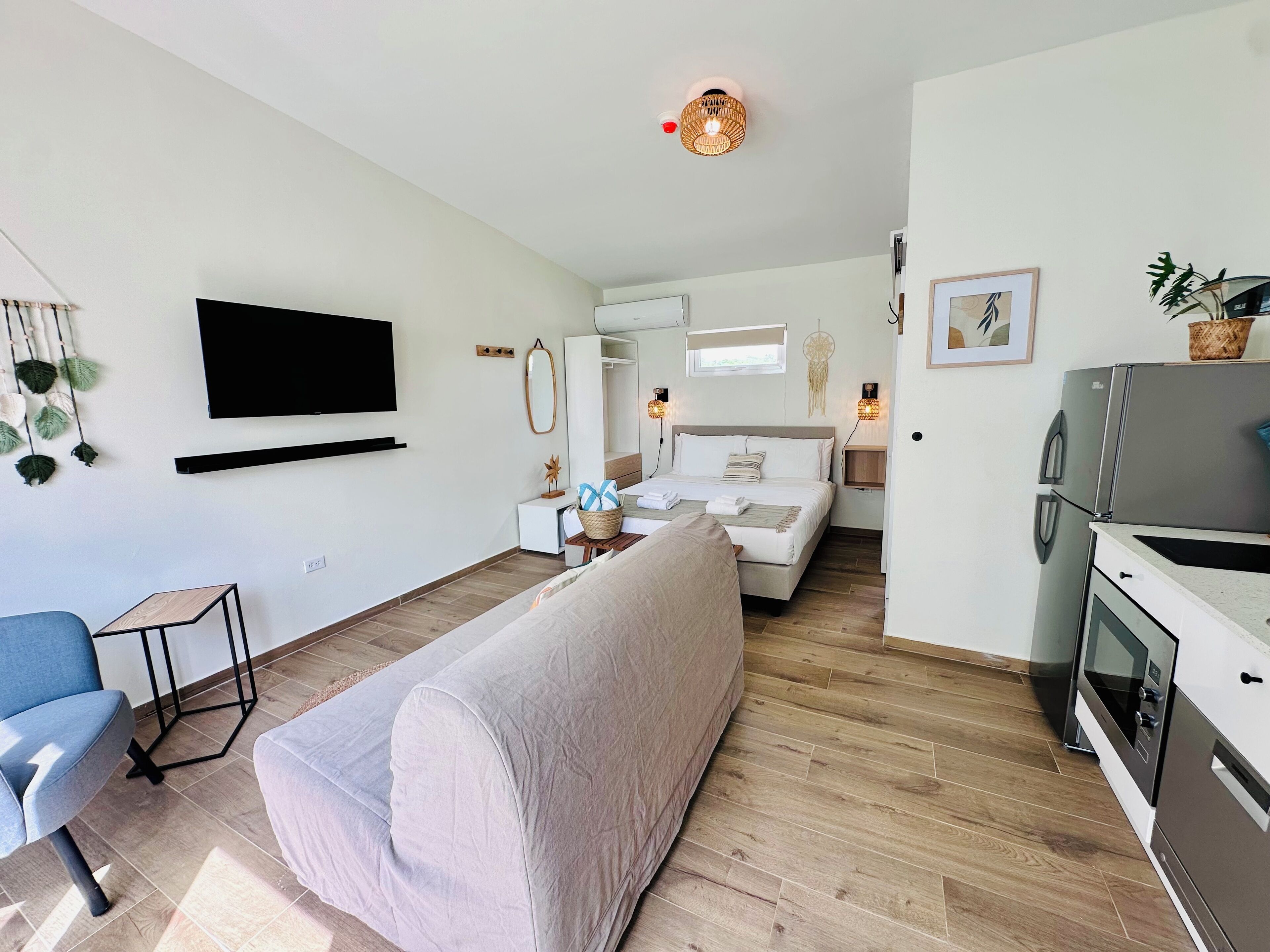 Studio Suite, Private Pool | Living area | 43-inch flat-screen TV with cable channels, TV, Netflix