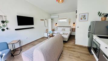 Studio Suite, Private Pool | Living area | 43-inch flat-screen TV with cable channels, TV, Netflix