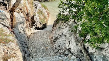 Playa privada, arena blanca, tumbonas y sombrillas