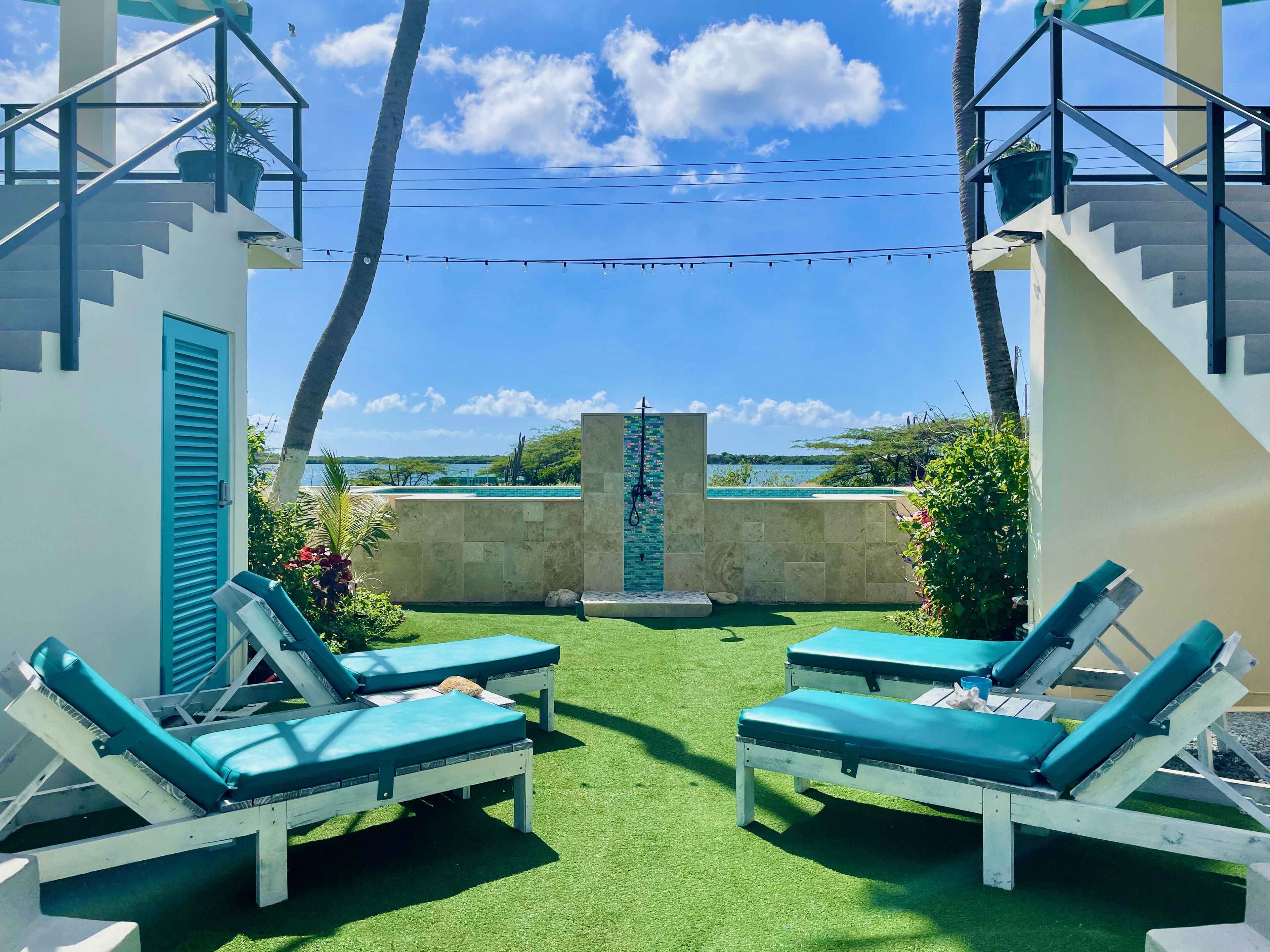 8 Außenpools, Sonnenschirme, Liegestühle