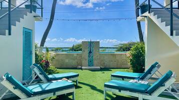 8 AuĂenpools, Sonnenschirme, LiegestĂŒhle