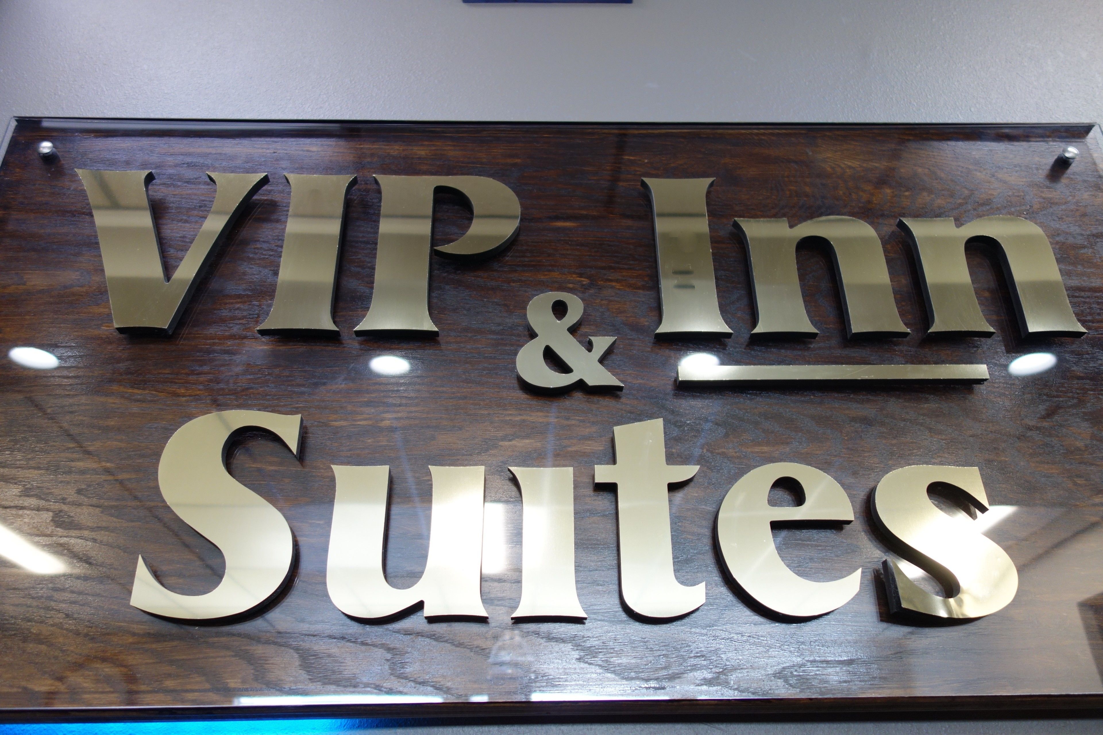 A sign for VIP & Inn Suites.