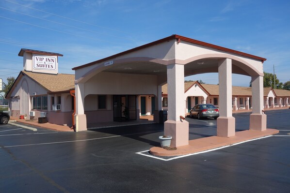 Front of property - VIP Inn and Suites (Huntsville)