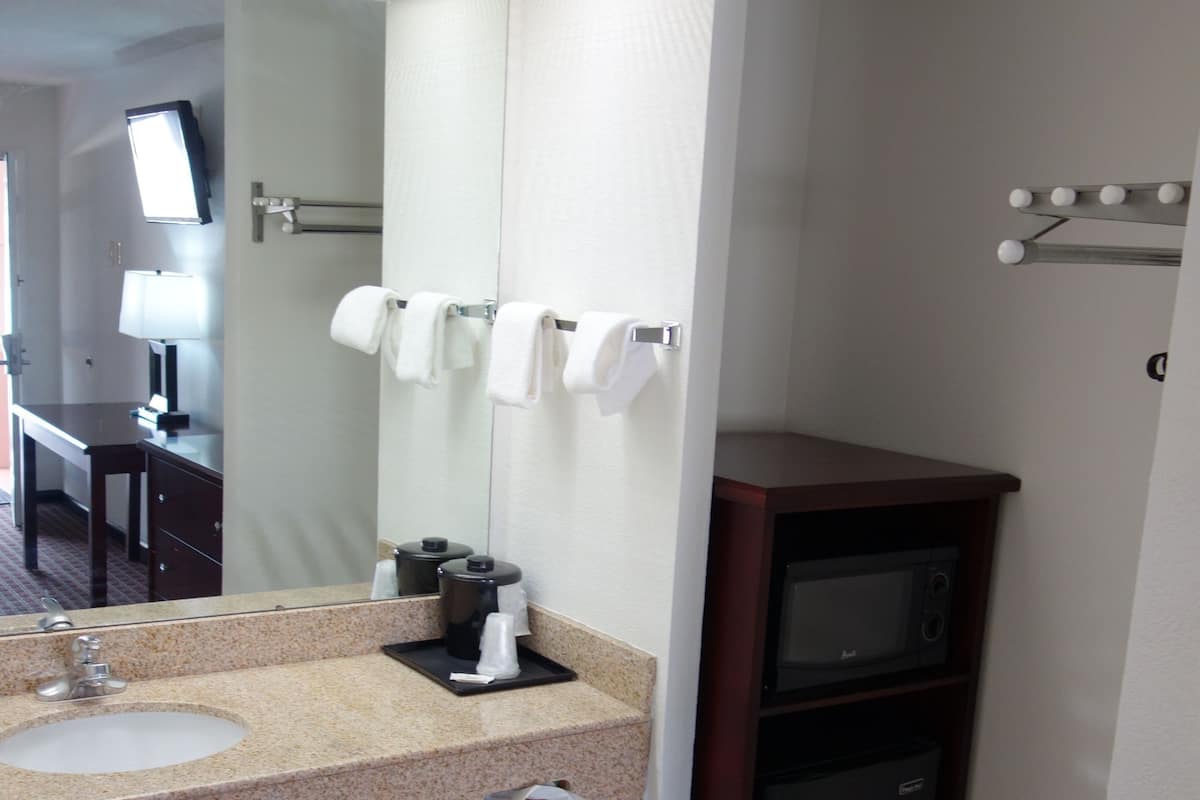 Suite, 1 Queen Bed, Jetted Tub