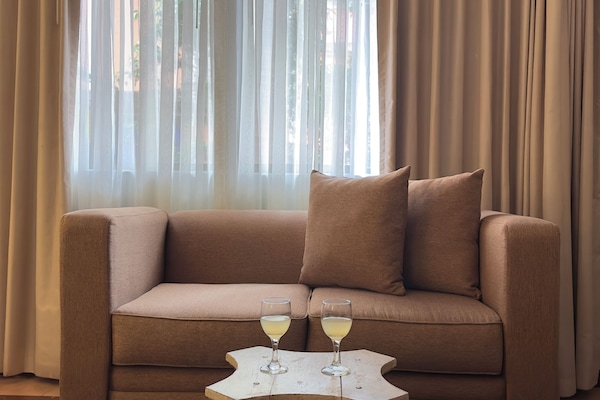 Kamar Single Deluks, 1 Tempat Tidur Queen | Seprai premium, brankas, meja kerja, dan tempat tidur bayi gratis