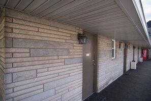 Terrace/patio - Rosemount Motel (Bedford)