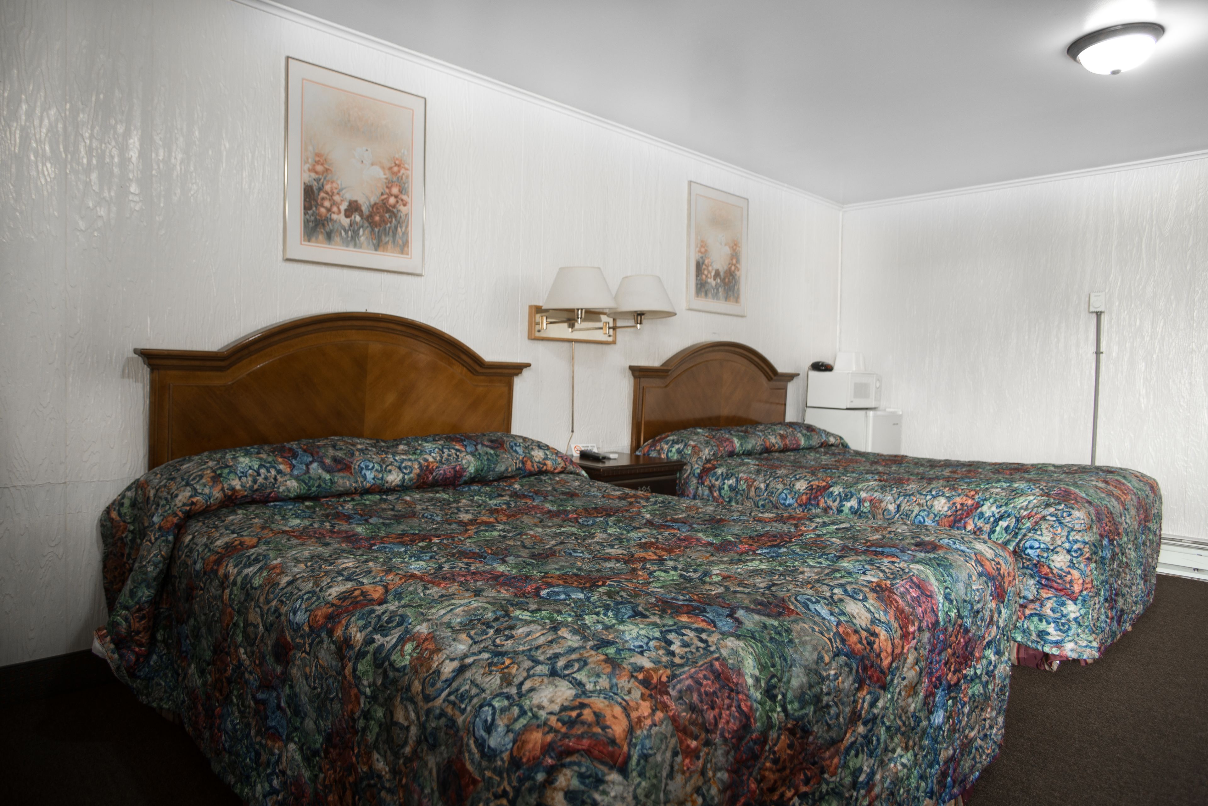 Zimmer, 2 Queen-Betten | Bügeleisen/Bügelbrett, kostenloses WLAN, Bettwäsche