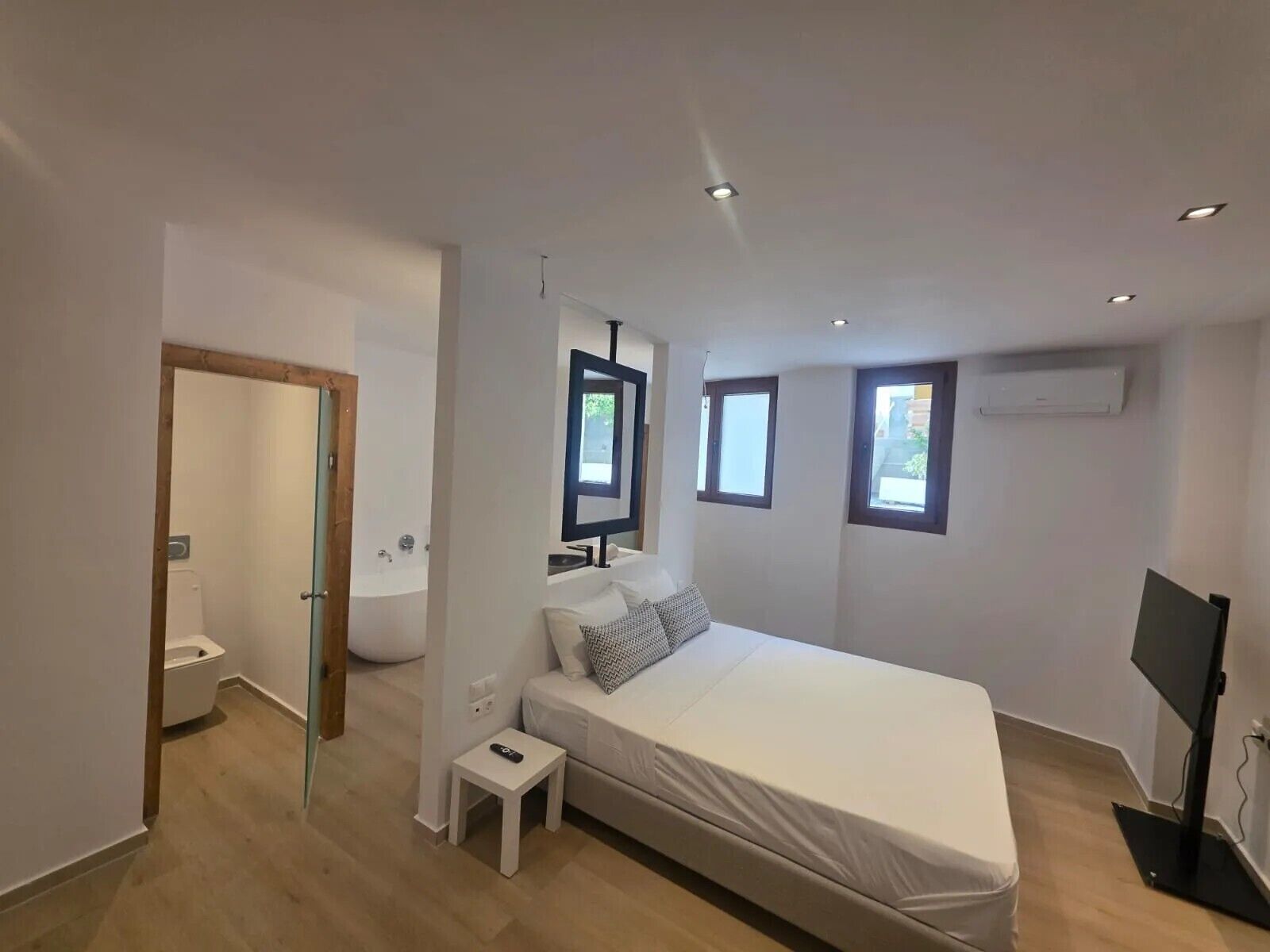 In-room safe, cribs (free), bed sheets