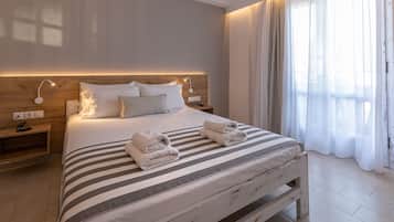 Quarto casal ou duplo luxo, vista parcial para o oceano | Cofres nos quartos, berços grátis, roupa de cama