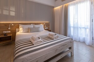 Habitación Deluxe con 1 cama doble o 2 individuales, vistas parciales al mar | Caja fuerte, cunas gratuitas, ropa de cama