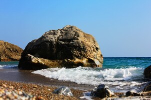 Una playa cerca, sillas reclinables de playa, sombrillas