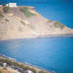 In Strandnähe, Liegestühle, Sonnenschirme