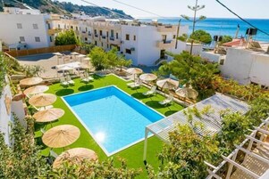 Una piscina al aire libre de temporada