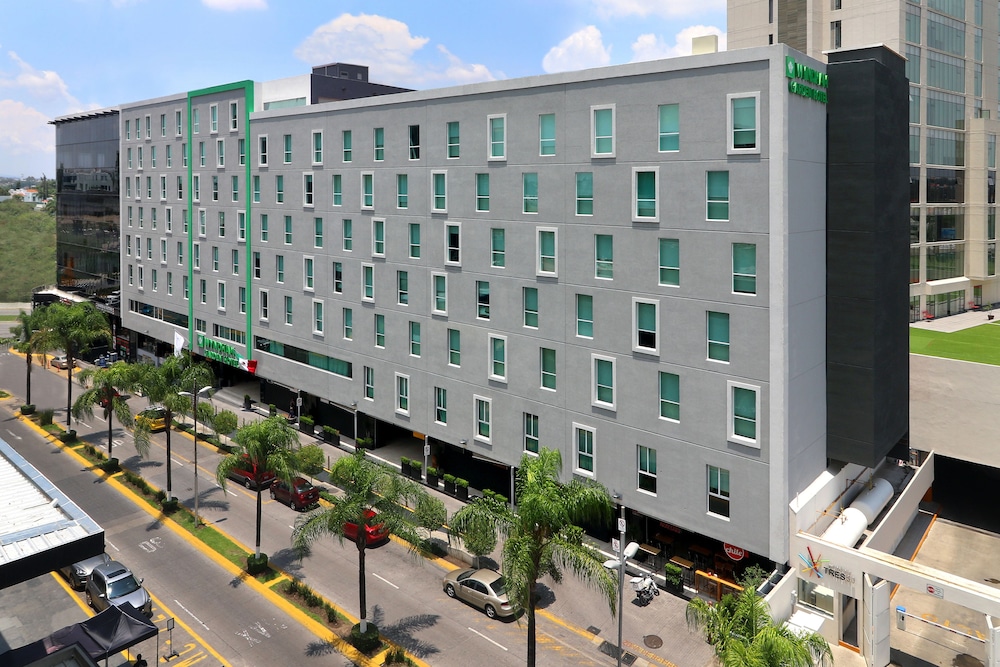 Wyndham Garden Guadalajara Acueducto image