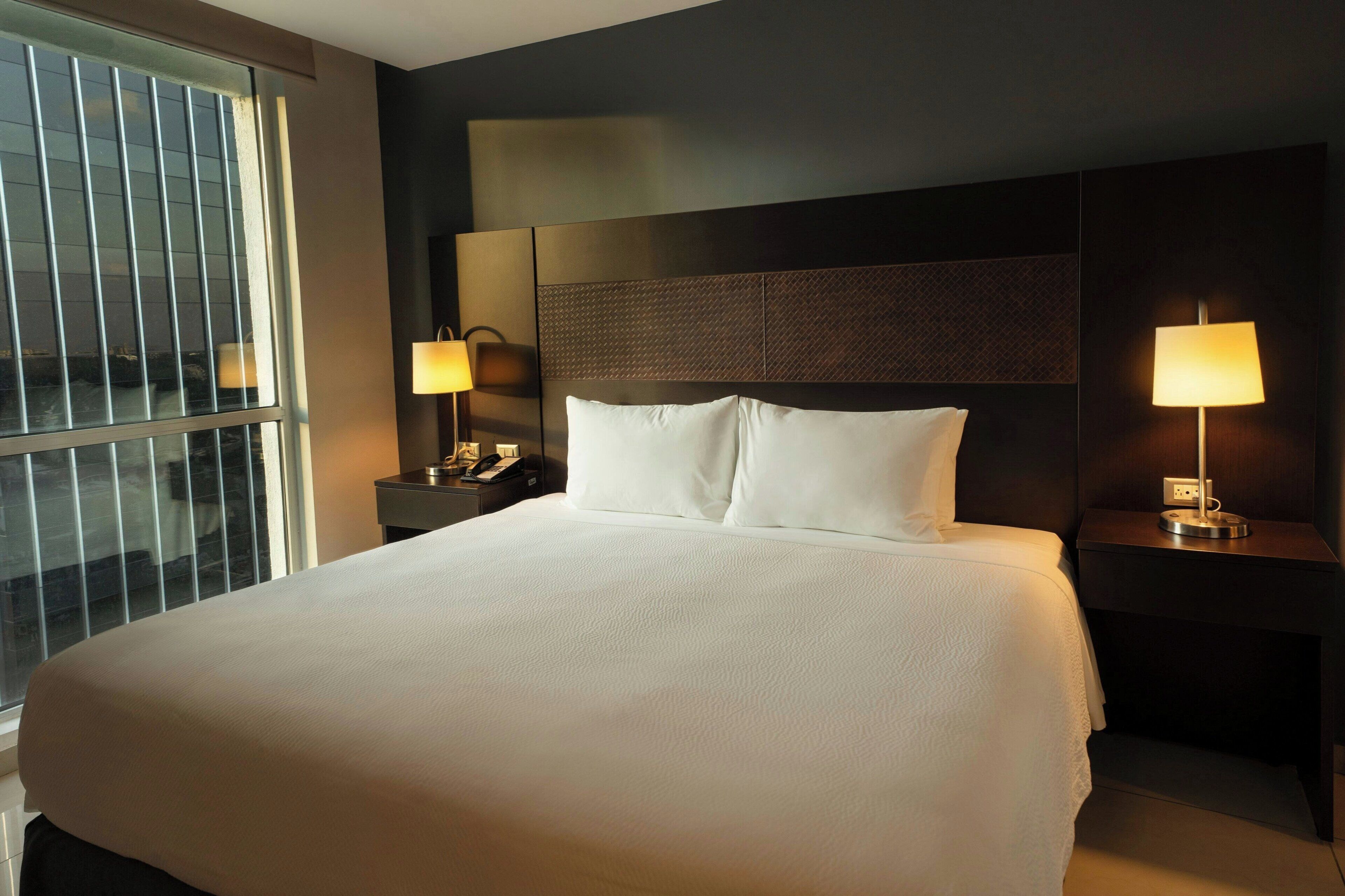 Suite junior, 1 cama King size y sofá cama | Caja de seguridad en la habitación y escritorio 