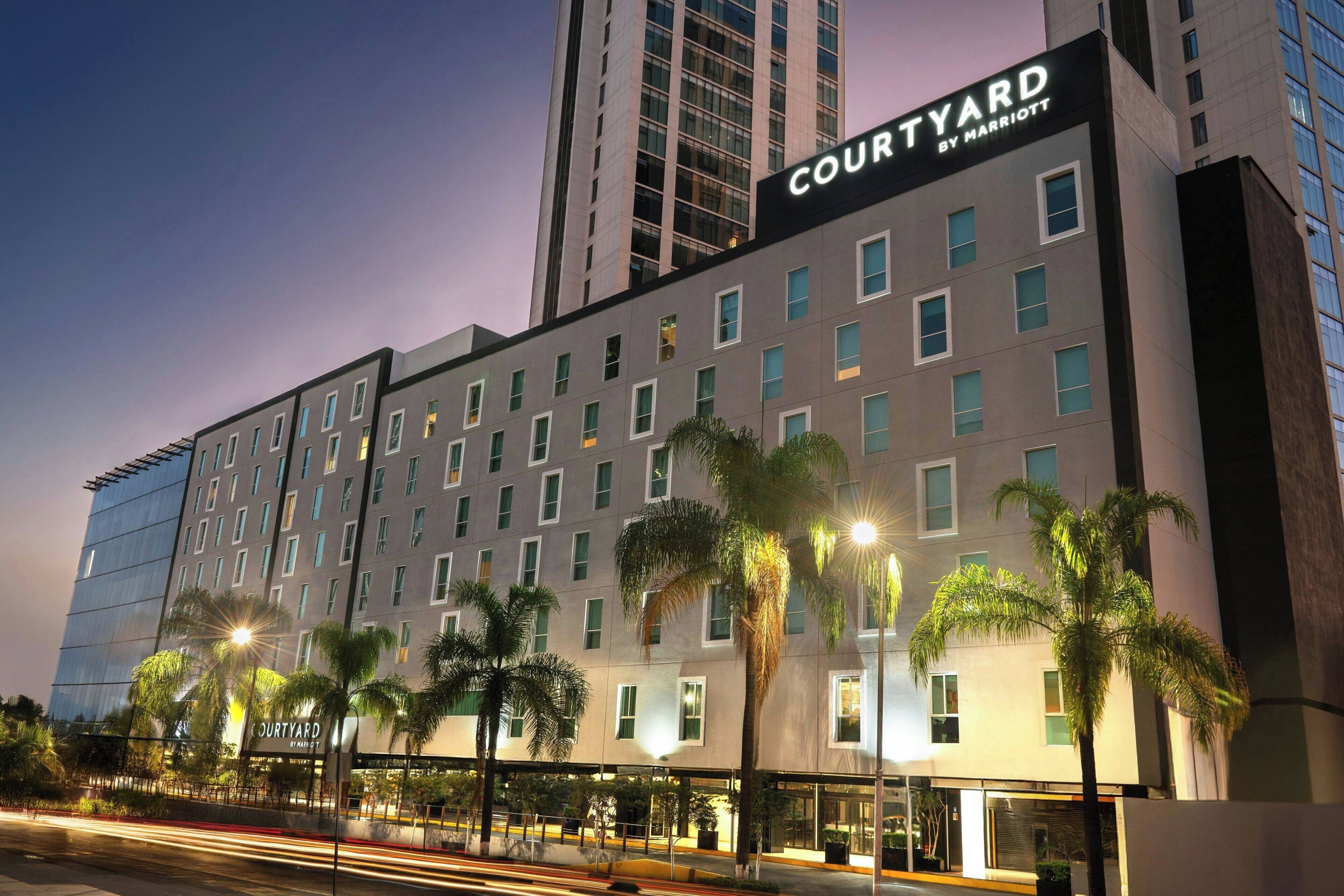 Bagian depan properti - sore/malam