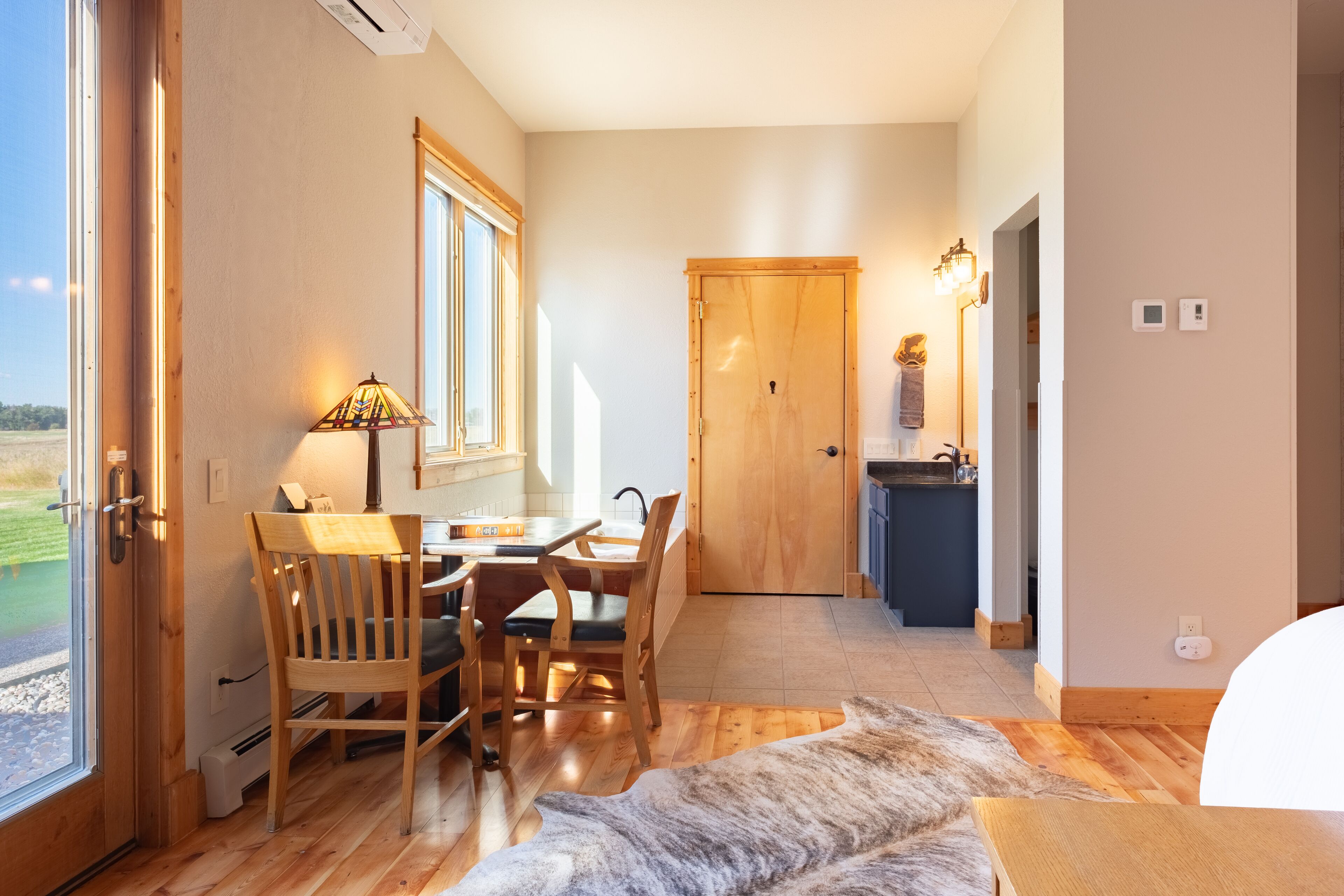 Una cocina compacta con armarios de madera y estufa empotrada.