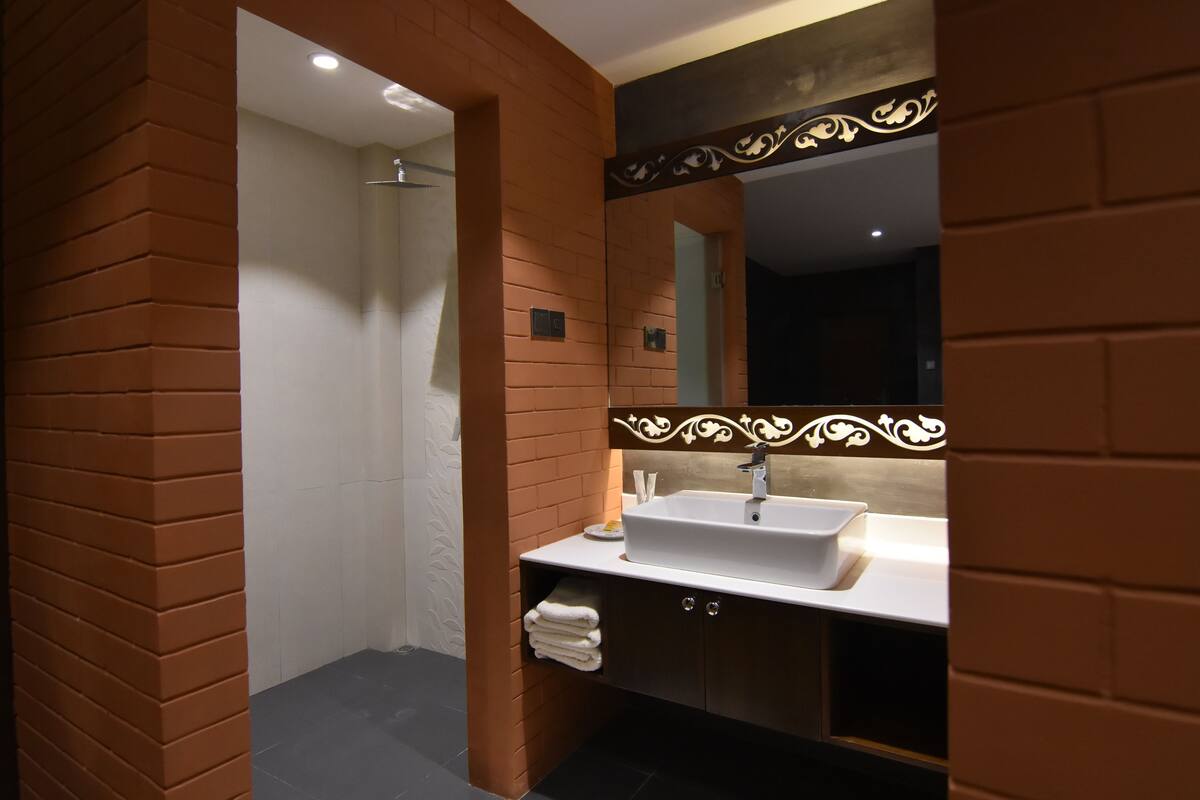 royal room | bathroom | free toiletries, hair dryer, dressing gowns, slippers