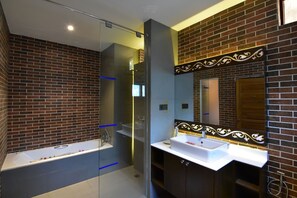 Habitación tradicional | Baño | Amenidades de baño gratuitas, secadora de cabello, batas, pantuflas 