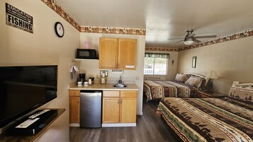 Decoración personalizada, tabla de planchar con plancha y wifi gratis 