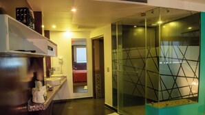 Een moderne badkamer met een douchecabine van glas, een wastafel en een spiegel.