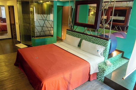 1 habitación, insonorización y tabla de planchar con plancha