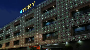 住宿正面 - 傍晚/夜晚