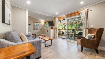 Suite, 1 habitación (Forest View and Meals Included) | Tabla de planchar con plancha, wifi gratis y ropa de cama