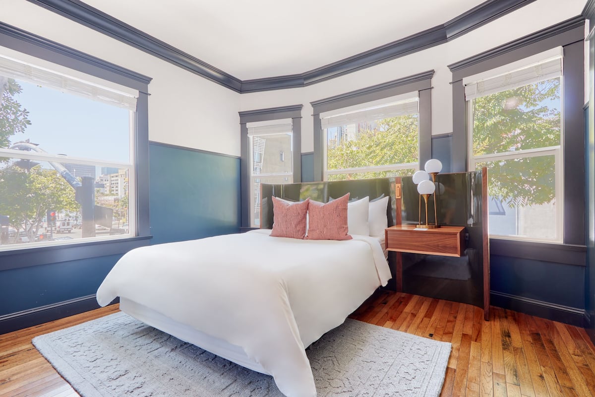 Camera Deluxe, 1 letto queen | 1 camera, con stile personalizzato, con arredamento individuale