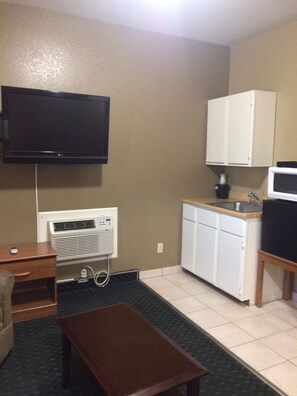 Basic Single Room, 1 Bedroom - Holland Inn and Suites (Taft)