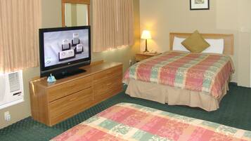 Escritorio, tabla de planchar con plancha, wifi gratis y ropa de cama